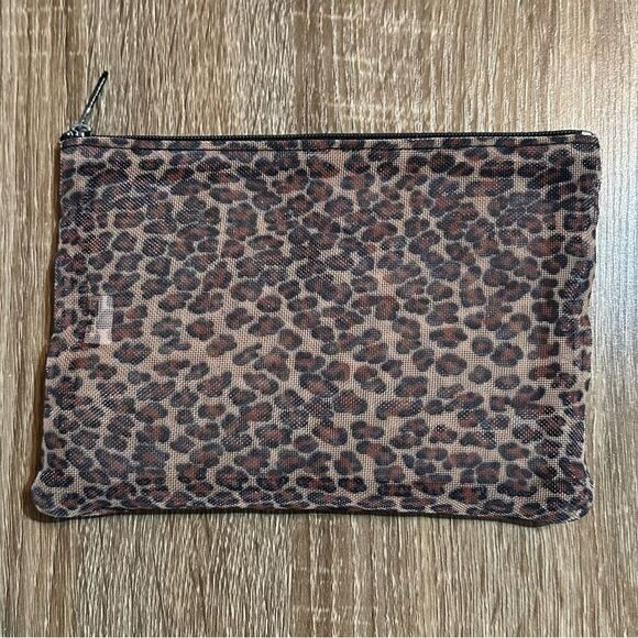 NWOT … Leopard Print Makeup / Cosmetic Bag - Picture 1 of 3